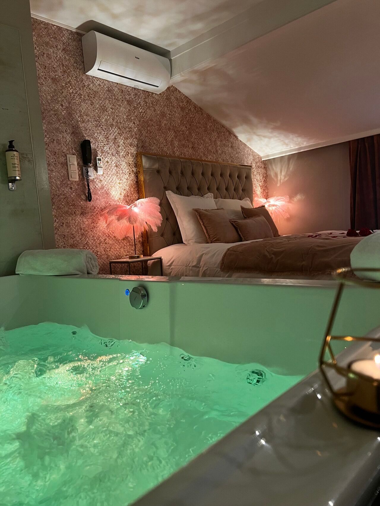jacuzzi-pres-du-lit-dans-suite jacuzzi-pres-du-lit