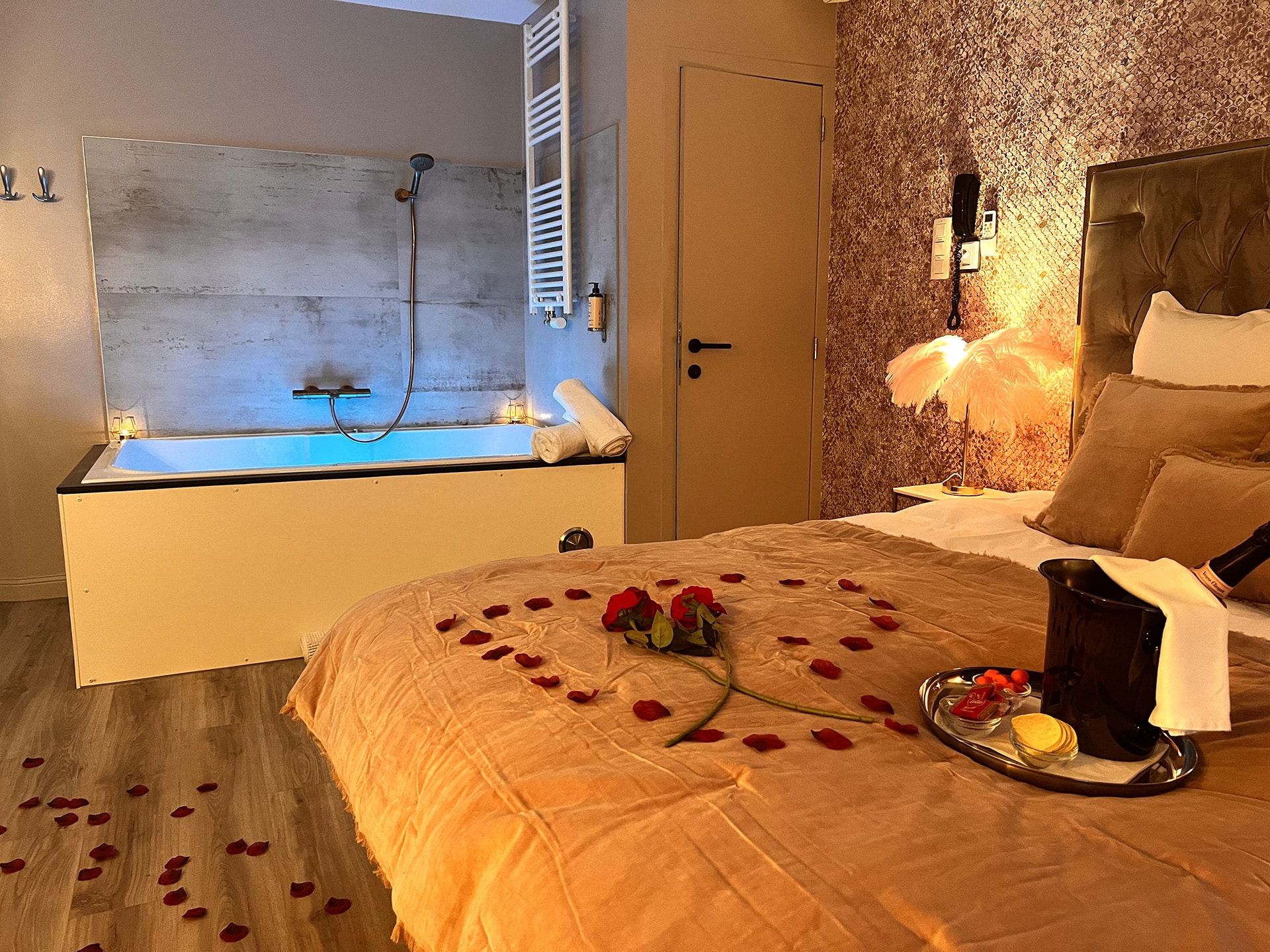 chambre-hotel-petale-rose-sur-lit