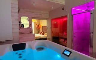 Jacuzzi privatif avec sauna, hammam et chambre en enfilade