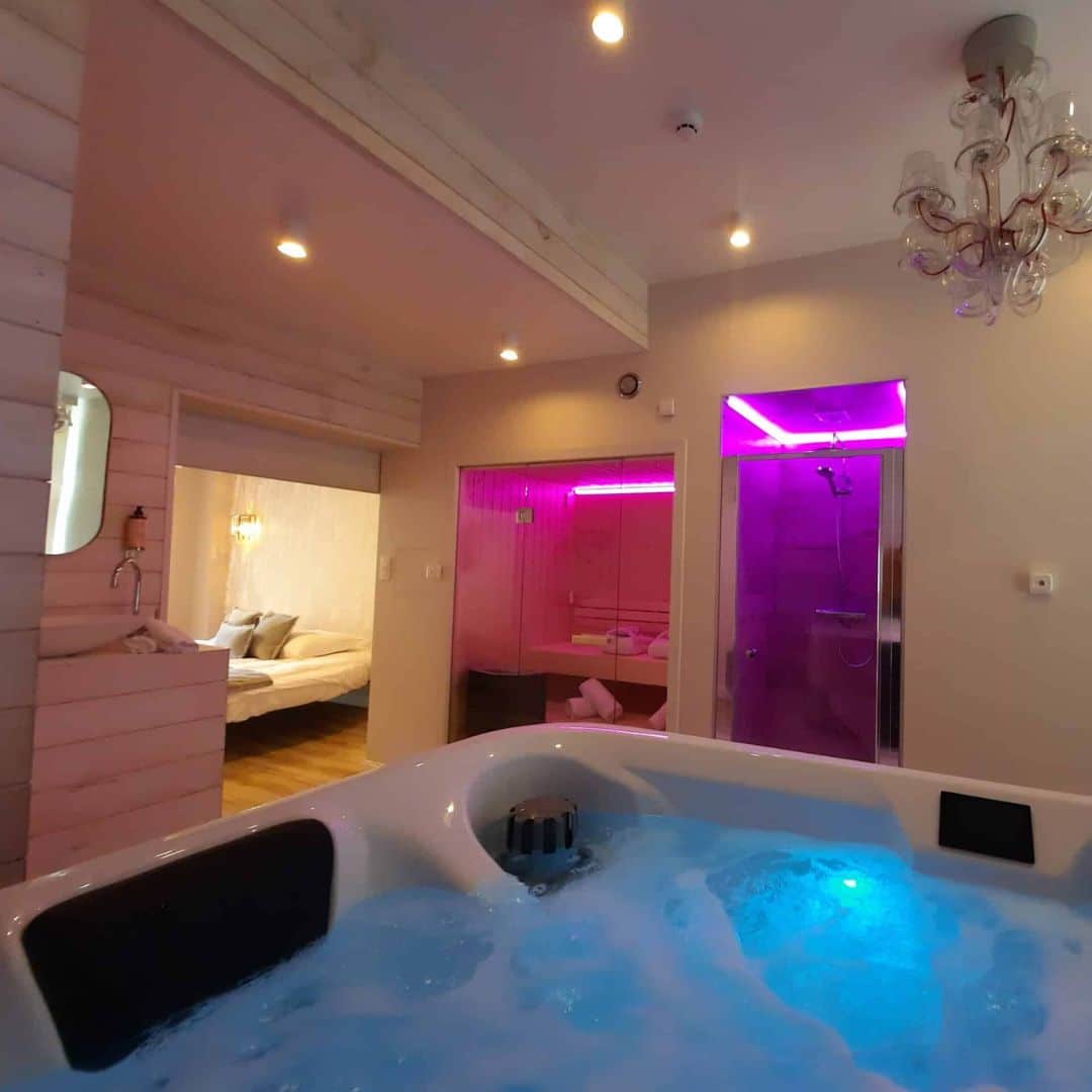 Chambre romantique avec jacuzzi et sauna