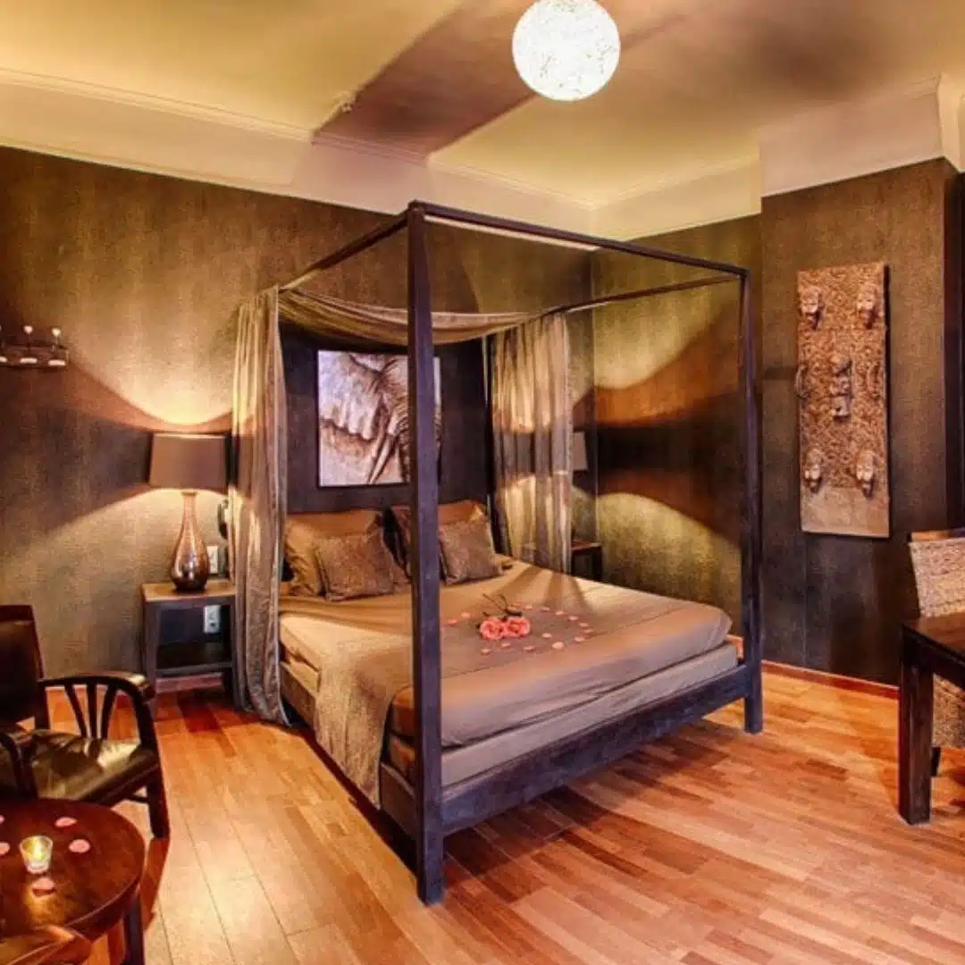 chambre grise avec un décor d'Afrique