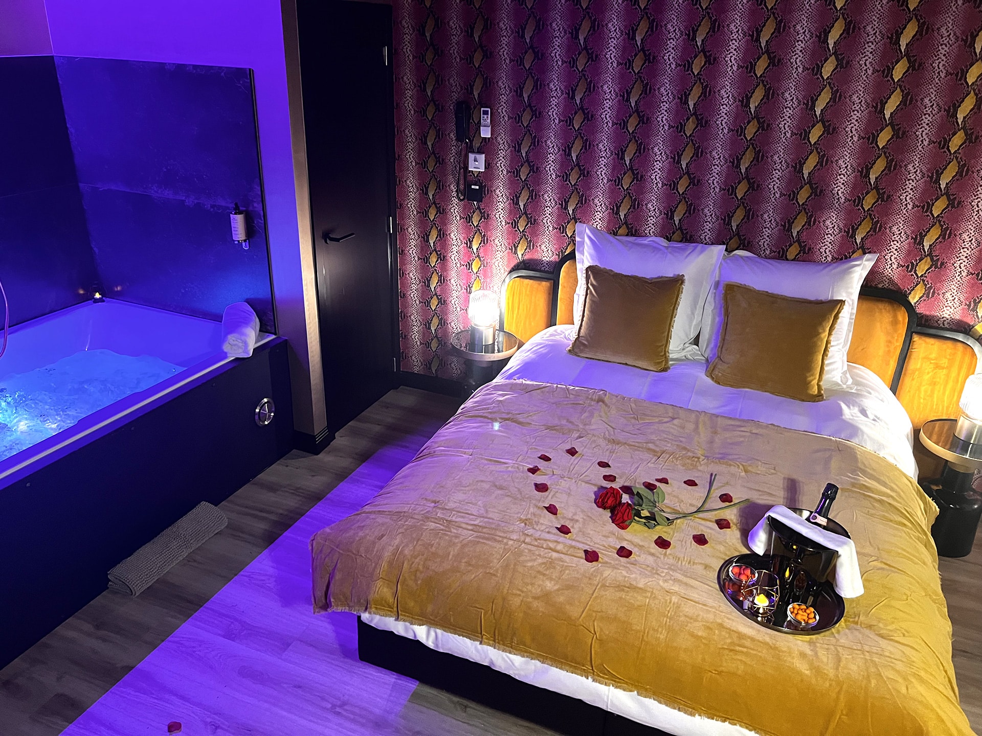 hotel-mademoiselle-miami lit-avec-petales-de-rose-et-champagnes